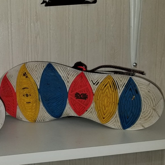 Nike Kyrie "Friends" - Picture 2 of 8